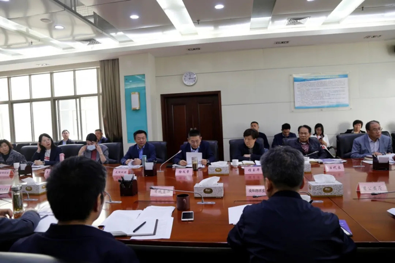 三位“神秘”客人出席這個政府議事會 三位“神秘”客人出席這個政府議事會