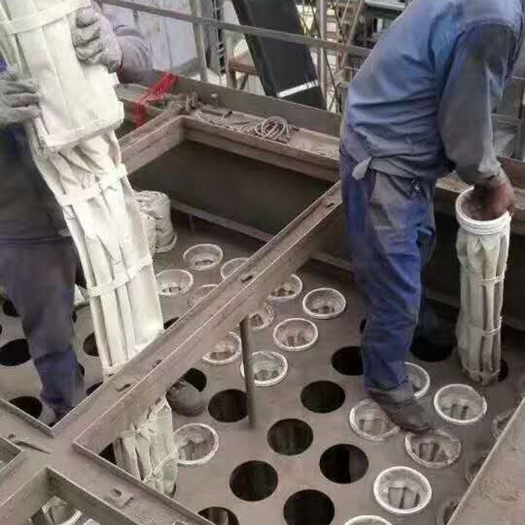 1682043288473344.jpg 常溫除塵布袋的安裝